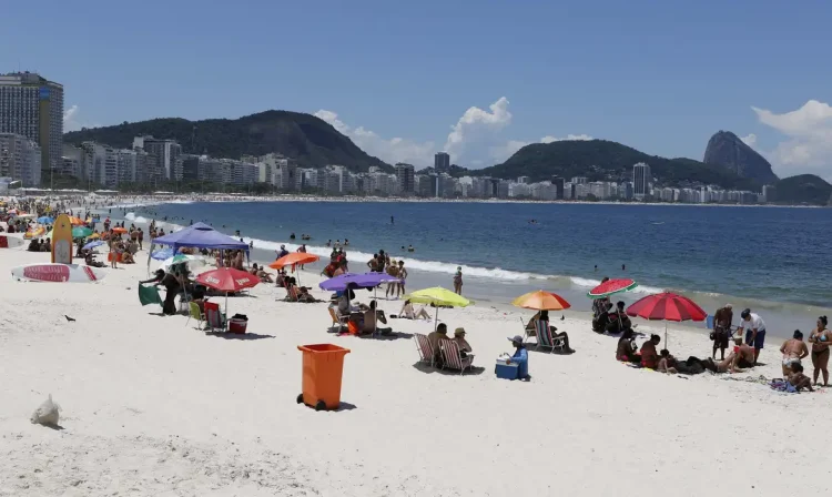 Praia de Copacabana movimentada no último dia do ano, apesar das restrições e fiscalização da Prefeitura, e do cancelamento da festa de Réveillon