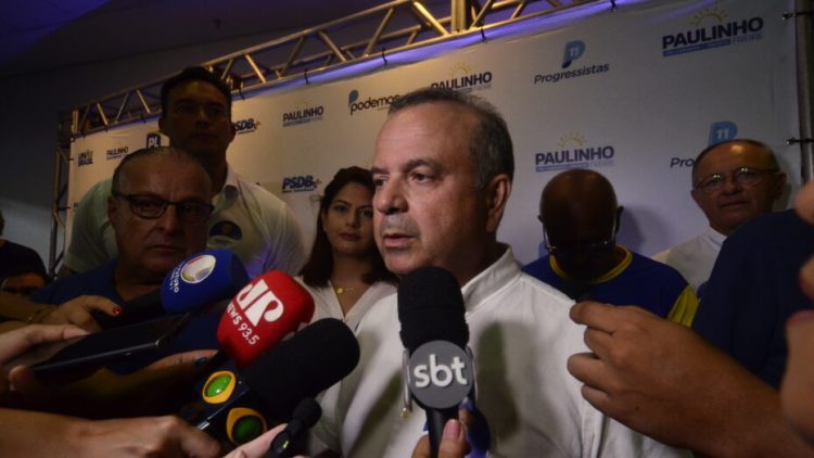 Senador Rogério Marinho dá entrevista coletiva ao lado de Paulinho Freire, Roberta Lacerda, Styvenson Valentim, Benes Leocádio e outros políticos - Foto: José Aldenir/Agora RN