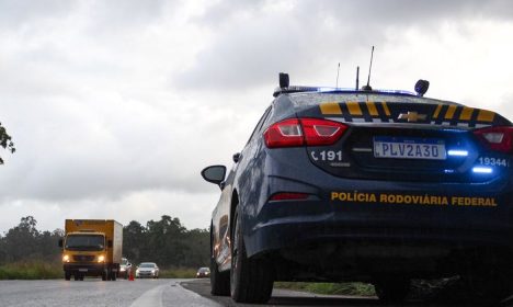 A Polícia Rodoviária Federal (PRF) informa que todas as rodovias federais na Bahia encontram-se com o livre fluxo de veículos, não havendo nenhum ponto de retenção total ou parcial