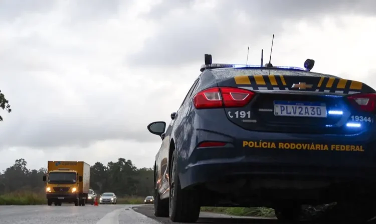 A Polícia Rodoviária Federal (PRF) informa que todas as rodovias federais na Bahia encontram-se com o livre fluxo de veículos, não havendo nenhum ponto de retenção total ou parcial