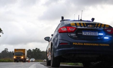 A Polícia Rodoviária Federal (PRF) informa que todas as rodovias federais na Bahia encontram-se com o livre fluxo de veículos, não havendo nenhum ponto de retenção total ou parcial