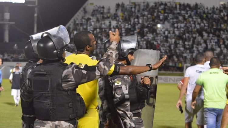 Policiais durante jogo do ABC no estádio do Frasqueirão / Foto: José Aldenir