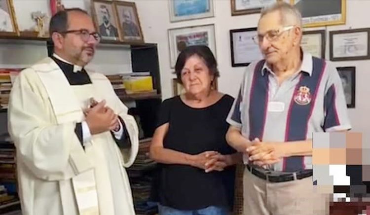 Professor Adalto Guerra recebeu o Padre Gleiber para uma benção no seu memorial