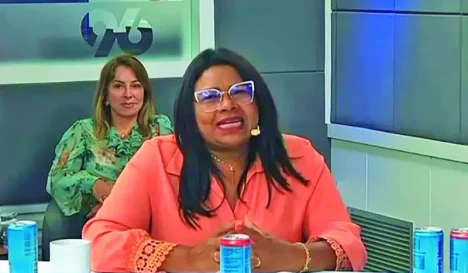 Prefeita eleita de Parnamirim, Professora Nilda (SDD), concede entrevista à rádio 96 FM com a vice Kátia Pires (UB) / Foto: Youtube - Reprodução