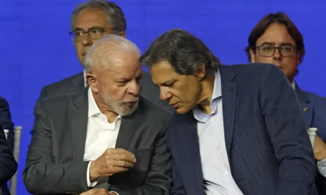 São Paulo (SP), 18/10/2024 - Presidente da República, Luiz Inácio Lula da Silva e o minisro da Fazendo Fernando Haddad durante lançamento do programa Acredita - sobre concessão de crédito, renegociação de dívidas, programas setoriais e consultorias. Foto: Paulo Pinto/Agência Brasil