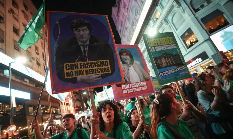 Protesto em Buenos Aires contra cortes no orçamento da educação
23/04/2024
REUTERS/Agustin Marcarian