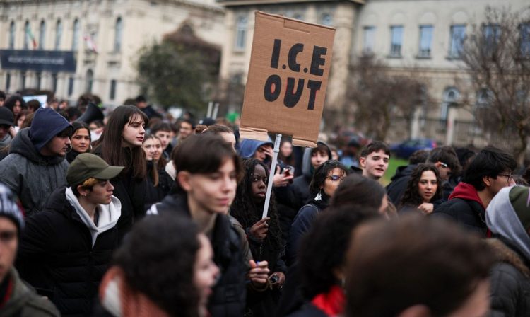 Protesto em Milão contra ICE
 6/2/2026    REUTERS/Alkis Konstantinidis