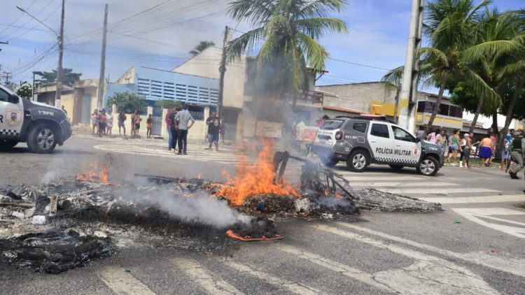 Policiais militares e bombeiros compareceram ao local - Foto: José Aldenir - Agora RN