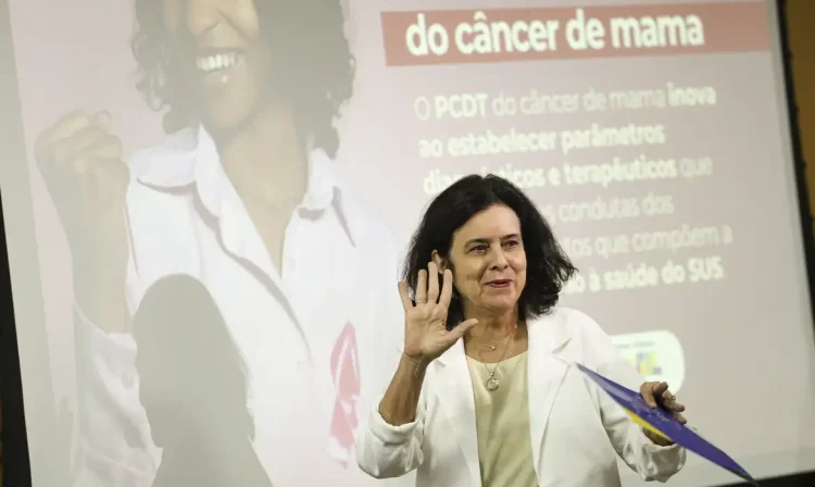 Brasília (DF), 06/12/2024 - A ministra da Saúde, Nísia Trindade, durante cerimônia para o lançamento do Protocolo Clínico e Diretrizes Terapêuticas (PCDT) para o câncer de mama e a inclusão da videolaparoscopia para oncologia no SUS. Foto: Marcelo Camargo/Agência Brasil