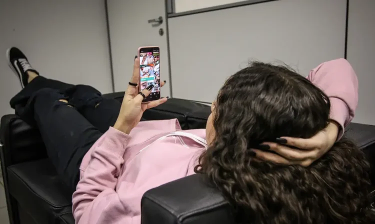 Brasília, 21/07/2023, A estudante Júlia, mexe em seu celular. Sonhos das juventudes: políticas ajudam a potencializar trajetórias e criar oportunidades. Foto: Antônio Cruz/Agência Brasil