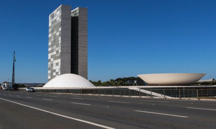 06/06/2023 - Brasília (DF) -  Cenas da Cidade de Brasília, ao fundo o prédio do Congresso Nacional .  Foto Antônio Cruz/Agência Brasil