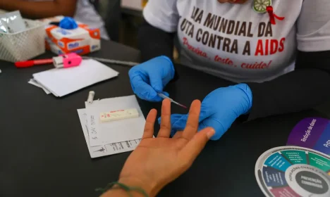 Brasília (DF) 12/12/2025 - Mobilização em Brasília no Dia Mundial de Combate à Aids oferece testagem rápida para HIV, distribuição de autotestes, orientações sobre ISTs e saúde sexual    Foto: Fabio Rodrigues-Pozzebom/ Agência Brasil