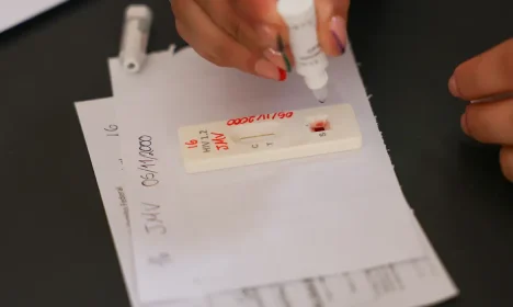 Brasília (DF) 12/12/2025 - Mobilização em Brasília no Dia Mundial de Combate à Aids oferece testagem rápida para HIV, distribuição de autotestes, orientações sobre ISTs e saúde sexual    Foto: Fabio Rodrigues-Pozzebom/ Agência Brasil