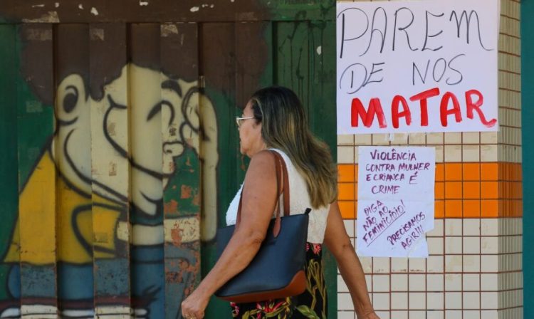 Brasília, São Sebastião (DF), 10.08.2023 - Ato contra o feminicídio no Distrito Federal na cidade satélite de São Sebastião (DF). Somente no primeiro semestre deste ano (janeiro a junho), foram assassinadas 18 mulheres no DF. Foto: Fabio Rodrigues-Pozzebom/Agência Brasil