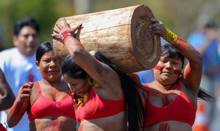 Brasília, DF 15/09/2024 Em alusão ao Dia do Cerrado, mulheres dos povos Timbira e Xavante promoveram uma Corrida da Toras no Eixão do Lazer, na Asa Norte.  Foto: Fabio Rodrigues-Pozzebom/ Agência Brasil