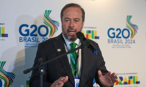 Brasília (DF) 15/04/2024 
 O ministro de Minas e Energia, Alexandre Silveira, fala com a imprensa após a abertura da primeira reunião presencial do Grupo de Trabalho (GT) de Transições Energéticas do G20, na sede do G20 em Brasília.
Foto: Fabio Rodrigues- Pozzebom/Agência Brasil