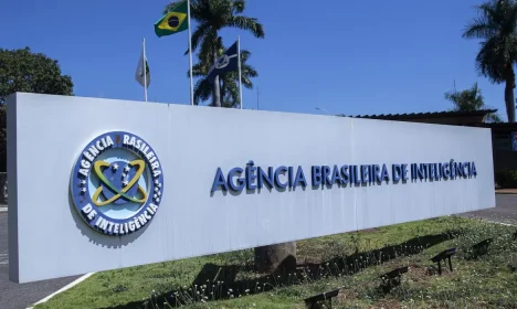 Brasília 02/03/2023 - Fachada do prédio da Agência Brasileira de Inteligência (Abin).
O presidente Luiz Inácio Lula da Silva transferiu a Agência Brasileira de Inteligência (Abin) do Gabinete de Segurança Institucional (GSI) para a Casa Civil, pasta chefiada pelo ministro Rui Costa. O decreto com a mudança foi publicado no Diário Oficial da União desta quinta-feira (2).
Foto: Antonio Cruz/Agência Brasil