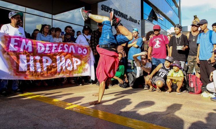 Brasília/DF, 17/07/2023, O movimento Hip Hop brasileiro, durante marcha da Cultura Hip Hop em celebração ao Cinquentenário mundial da Cultura Hip Hop. Foto: José Cruz/Agência Brasil