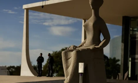 Brasília (DF), 02/09/2025 - Estátua da Justiça em frente ao STF. O STF inicia o julgamento de Bolsonaro e de mais sete réus da trama golpista. Foto: Fabio Rodrigues-Pozzebom/Agência Brasil