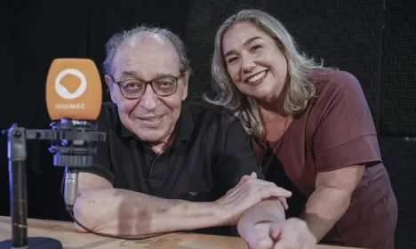 Rio de Janeiro (RJ), 10/04/2026 foto feita 02/03/2026 – O escritor Ruy Castro grava programas na Rádio MEC, com a esposa e jornalista Heloísa Seixas, e o programa Conversa com o Autor, com a jornalista Katy Navarro. Foto: Fernando Frazão/Agência Brasil