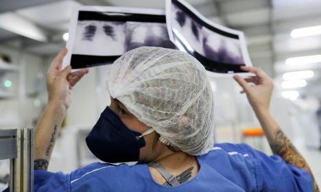 A doutora Luciana Souza compara duas radiografias de tórax diferentes de um paciente enquanto conversa com um colega de um hospital de campanha criado para tratar pacientes que sofrem da doença de coronavírus (COVID-19) em Guarulhos, São Paulo