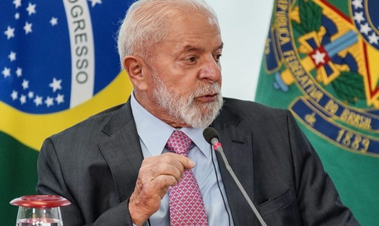 Brasília (DF), 21/02/2024, O presidente Lula se reúne com o ministro do Esporte, André Fufuca, acompanhado de uma comitiva oficial da Fifa. Esta comitiva realiza visita de inspeção ao Brasil no contexto do processo de candidatura do país para sediar a Copa do Mundo Feminina da FIFA 2027.  Foto: Rafa Neddermeyer/Agência Brasil