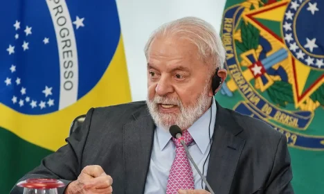 Brasília (DF), 21/02/2024, O presidente Lula se reúne com o ministro do Esporte, André Fufuca, acompanhado de uma comitiva oficial da Fifa. Esta comitiva realiza visita de inspeção ao Brasil no contexto do processo de candidatura do país para sediar a Copa do Mundo Feminina da FIFA 2027.  Foto: Rafa Neddermeyer/Agência Brasil