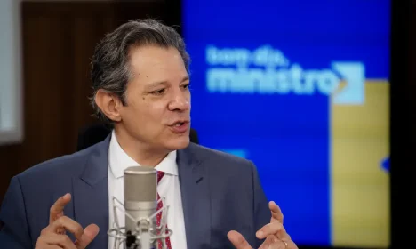 08/05/2024 – O Ministro da Fazenda, Fernando Haddad, durante entrevista no programa Bom Dia, Ministro, nos estúdios da EBC.   Foto: Rafa Neddermeyer/Agência Brasil