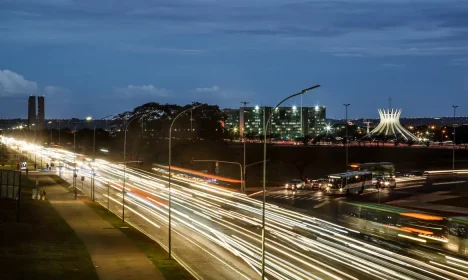 15/06/2023 - Brasília - Trânsito intenso na Esplanada dos Ministérios em Brasília - Cenas da Cidade. Foto: Rafa Neddermeyer/Agência Brasil
