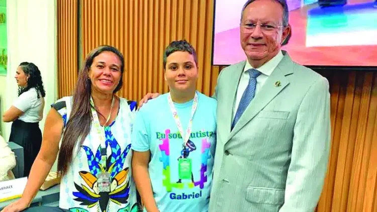 Raniere Barbosa com garoto Alef Gabriel; vereador tem produção legislativa focada na conscientização sobre o autismo