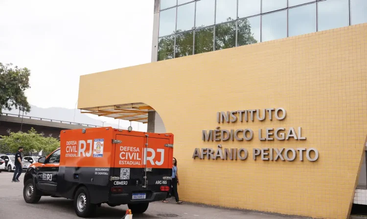 Rio de Janeiro (RJ), 29/10/2025 - Carro da Defesa Civil chega no Instituto Médico-Legal após o resgate de dezenas de corpos por moradores da Comunidade da Penha, na zona norte do Rio de Janeiro. Corpos são resgatados por moradores para a Praça São Lucas, na Penha, zona norte do Rio de Janeiro. Operação Contenção.
Foto: Tânia Rêgo/Agência Brasil