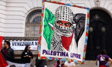 Rio de Janeiro (RJ), 07/07/2025 - Grupos ligados ao Comite de Solidariedade com a Luta do Povo Palestino fazem manifestação contra o genocídio do povo palestino na Faixa de Gaza e por uma Palestina livre, na Cinelândia, no centro da cidade.   Foto: Tânia Rêgo/Agência Brasil