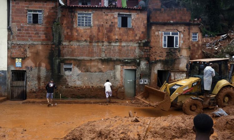 Juiz de Fora (MG), 24/02/2026 - Familiares acompanham busca e resgate de pessoas em escombros de casas soterradas por lama após fortes chuvas. Foto: Tânia Rêgo/Agência Brasil