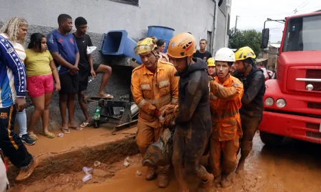 Juiz de Fora (MG), 24/02/2026 - Soldados do Corpo de Bombeiros e voluntários fazem busca e resgate de pessoas em escombros de casas soterradas por lama após fortes chuvas. Foto: Tânia Rêgo/Agência Brasil