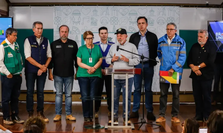 28/02/2026 - Juíz de Fora - MG - O presidente Luis Inácio Lula da Silva faz declaração à imprensa após reunião com prefeitos de cidades atingidas pelas chuvas. A coletiva teve a presença da prefeita de Juiz de Fora, Margarida Salomão, o ministro das Cidades, Jader Filho, o ministro da Saúde, Eliseu Padilha, dentre outros ministros. Foto: Tânia Rego/Agência Brasil