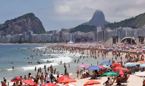 Rio de Janeiro(RJ), 31/12/2024 - Praia cheia com palcos montados na areia da Praia de Copacabana no último dia do ano.  Foto: Tânia Rêgo/Agência Brasil