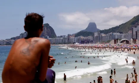 Rio de Janeiro(RJ), 31/12/2024 - Praia cheia com palcos montados na areia da Praia de Copacabana no último dia do ano.  Foto: Tânia Rêgo/Agência Brasil