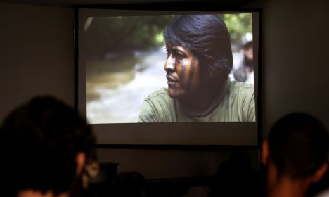 Rio de Janeiro (RJ), 09/08/2024 - Estudantes e professores da rede pública de ensino encontram com cineastas fundadores da Mídia Indígena, na Escola de Comunicação da UFRJ,  em encontro promovido em conjunto com o Consulado da Suécia no Rio de Janeiro. Foto: Tânia Rêgo/Agência Brasil