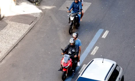 Rio de Janeiro (RJ), 30/07/2025 - Motociclistas de aplicativos transitam pelas ruas do centro do Rio.  Foto: Tânia Rêgo/Agência Brasil
