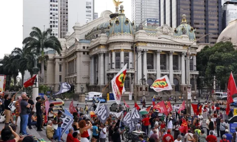 Rio de Janeiro (RJ), 08/01/2026 - Manifestantes durante ato pela democracia, em memória aos antidemocráticos de 8 de janeiro de 2023, na Cinelândia, centro da cidade. Foto: Tânia Rêgo/Agência Brasil