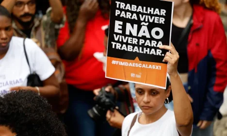 Rio de Janeiro (RJ), 15/11/2024 - Manifestantes se reunem em protesto pelo fim da jornada  de trabalho 6 x 1, na Cinelândia, centro da cidade. Foto: Tânia Rêgo/Agência Brasil