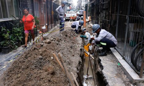 Rio de Janeiro (RJ), 01/04/2026 - Funcionários da Águas do Rio trabalham em obra de infraestrutura de tratamento de esgoto na comunidade Parque Rubens Vaz. Saneamento básico em localidades do Complexo da Maré. Foto: Tânia Rêgo/Agência Brasil