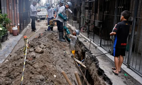 Rio de Janeiro (RJ), 01/04/2026 - Funcionários da Águas do Rio trabalham em obra de infraestrutura de tratamento de esgoto na comunidade Parque Rubens Vaz. Saneamento básico em localidades do Complexo da Maré. Foto: Tânia Rêgo/Agência Brasil
