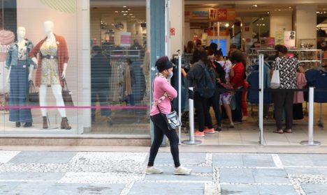 Comércio de rua reaberto após início da fase de transição do Plano São Paulo para combate à covid-19, no centro da capital.