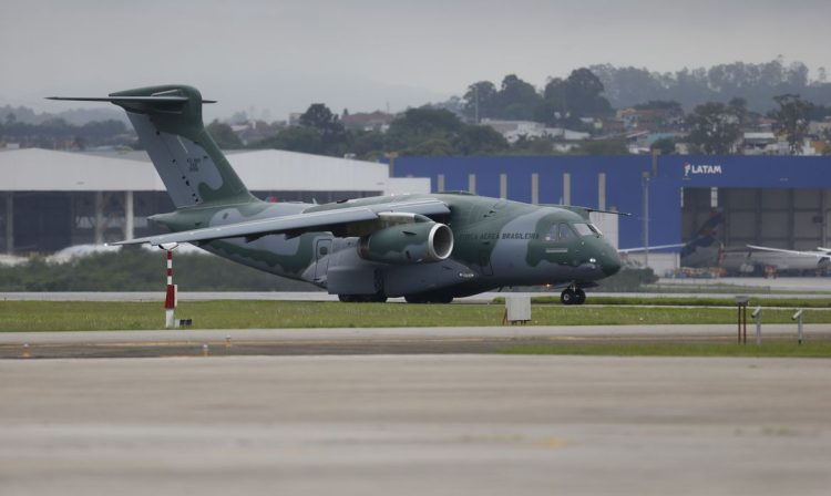 São Paulo SP 13/10/2023 Operação Voltando em Paz -  Aeronave KC-390 Millennium, pousa na Base Aérea de Guarulhos com 64 brasileiros retirados  da área de conflito em Israel.   Foto Paulo Pinto/Agência Brasil