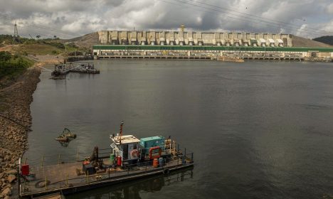 Altamira (PA), 22/12/2025 - - Retrospectiva 2025 - Foto feita em 08/01/2025 - No dia 5 de maio de 2016, foi inaugurada a Usina Hidrelétrica (UHE) Belo Monte. Localizada no Rio Xingu, no Pará, sua capacidade instalada é de 11.233,1 MW, sendo reconhecida como a maior hidrelétrica 100% brasileira.
O empreendimento utiliza, em seu reservatório principal, uma tecnologia preservacionista conhecida como fio d’água, o monitoramento das estruturas, previsto no Plano, é um dos mais bem equipados do país. Dispondo de 1.976 instrumentos, de 12 diferentes tipos, realiza-se uma avaliação periódica ao desempenho das estruturas de concreto dos 28 diques que conformam o Reservatório Intermediário e das barragens de Pimental e Belo Monte.
Foto: Joédson Alves/Agência Brasil