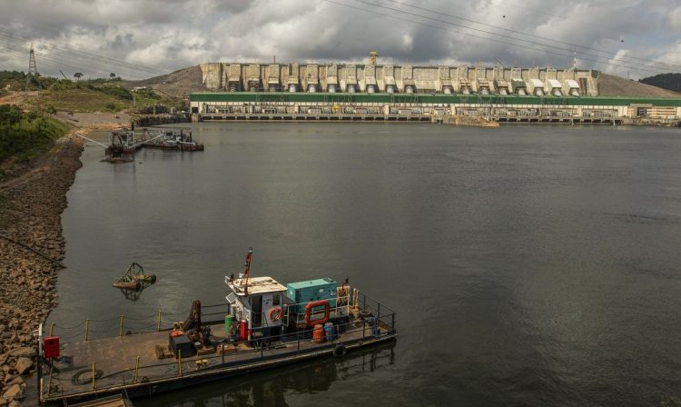 Altamira (PA), 22/12/2025 - - Retrospectiva 2025 - Foto feita em 08/01/2025 - No dia 5 de maio de 2016, foi inaugurada a Usina Hidrelétrica (UHE) Belo Monte. Localizada no Rio Xingu, no Pará, sua capacidade instalada é de 11.233,1 MW, sendo reconhecida como a maior hidrelétrica 100% brasileira.
O empreendimento utiliza, em seu reservatório principal, uma tecnologia preservacionista conhecida como fio d’água, o monitoramento das estruturas, previsto no Plano, é um dos mais bem equipados do país. Dispondo de 1.976 instrumentos, de 12 diferentes tipos, realiza-se uma avaliação periódica ao desempenho das estruturas de concreto dos 28 diques que conformam o Reservatório Intermediário e das barragens de Pimental e Belo Monte.
Foto: Joédson Alves/Agência Brasil