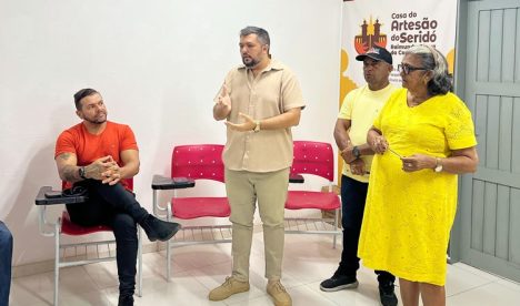 Reunião na Casa do Artesão