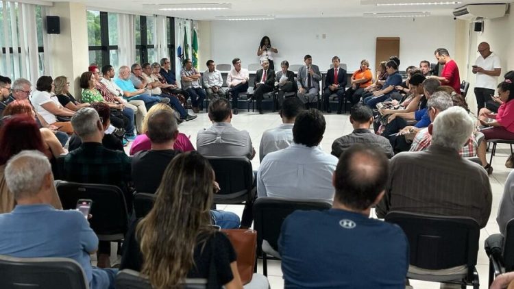 Representantes do governo reunidos com servidores na última segunda-feira - Foto: SEAD/Reprodução