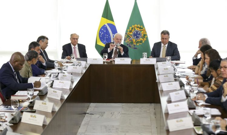 Brasília (DF), 09/01/2024 - O presidente Luiz Inácio Lula da Silva coordena reunião com ministros e outras autoridades para discutir a situação atual do povo Yanomami, em Roraima, que ainda sofre com o garimpo ilegal na Terra Indígena. Foto: Marcelo Camargo/Agência Brasil